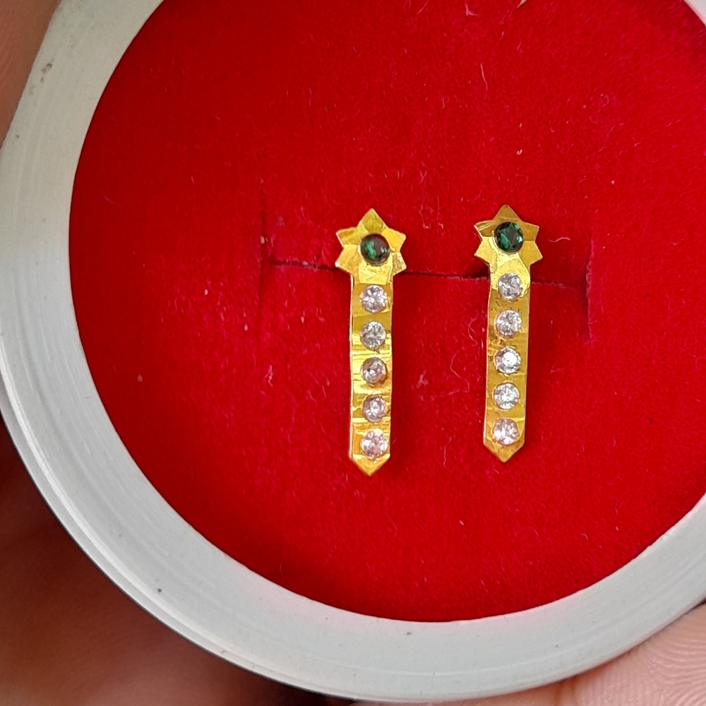 Beautiful new flower desine studs - Picture 1 of 16